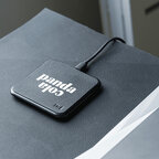 Chargeur sans fil rapide personnalisable 15W en matières recyclées - Iné everyday | pandacolach - thumb