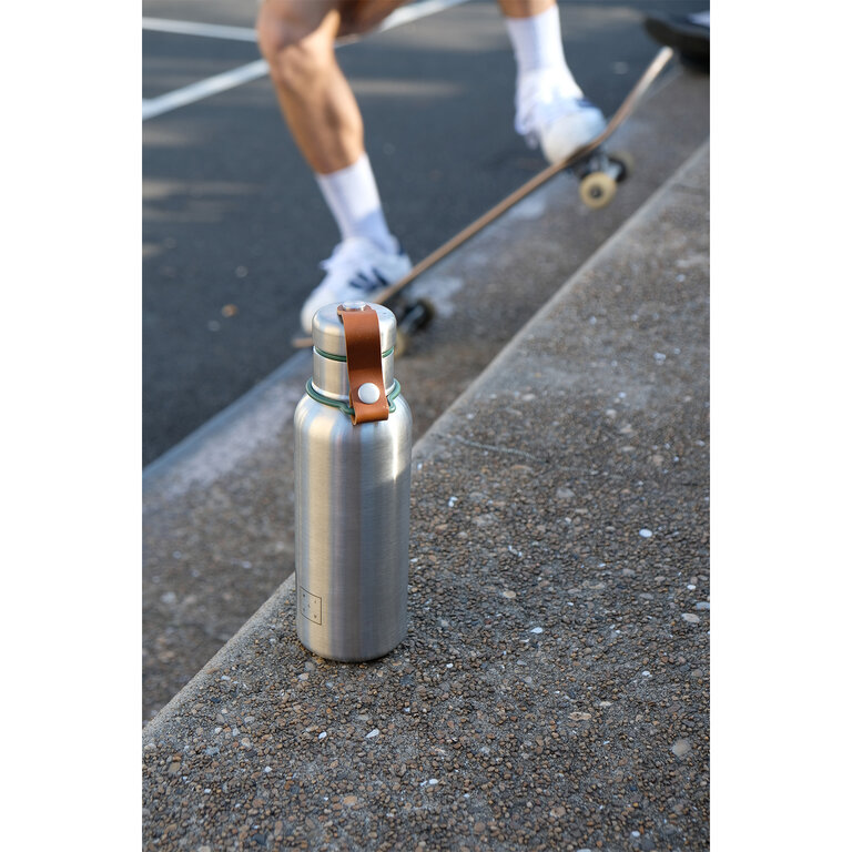 Bouteille isotherme gravée en acier avec bouchon attaché 500 ml | Black+Blum® - Vincent Milou | pandacola - 1