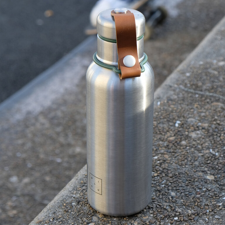 Bouteille isotherme gravée en acier avec bouchon attaché 500 ml | Black+Blum® - Vincent Milou | pandacolach