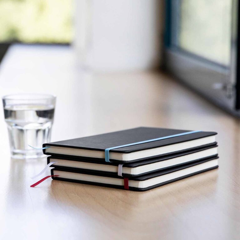 Carnet A5 personnalisé avec 192 pages lignées et ruban de séparation - Cimato | pandacolach