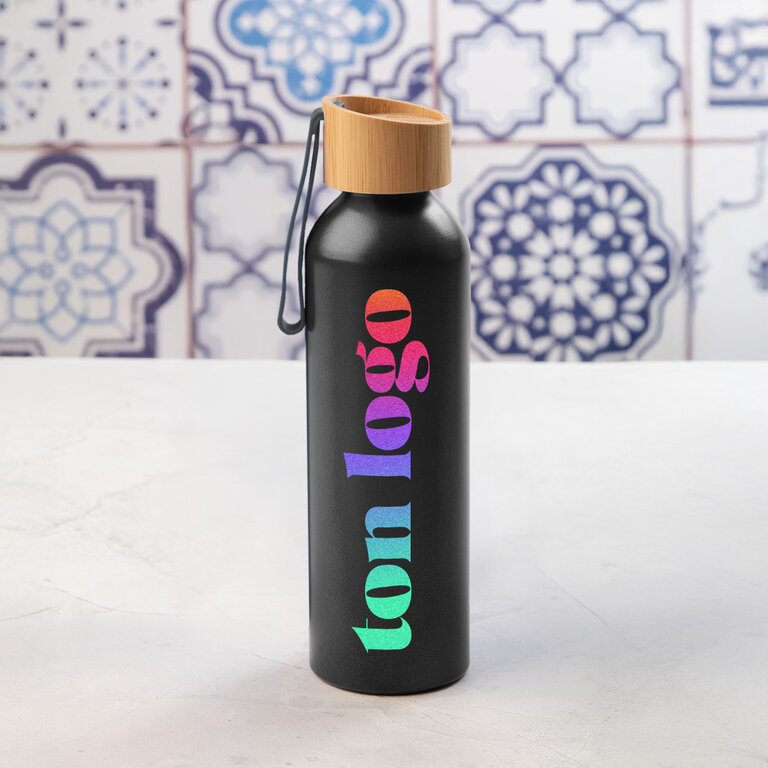 Bouteille personnalisable en aluminium recyclé avec bouchon en bambou et dragonne assortie 600 ml - Hasouaf Color | pandacolach