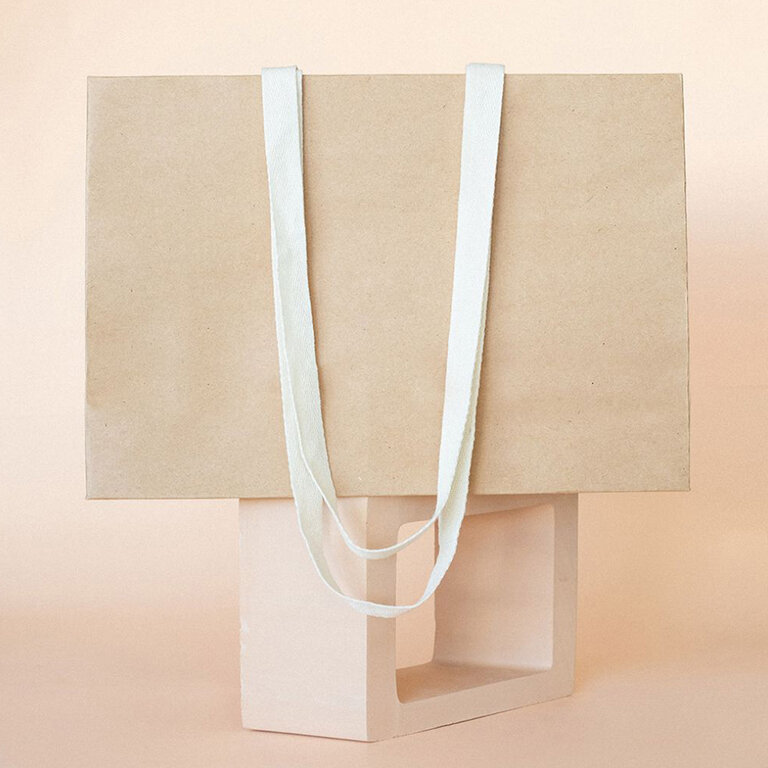 Sac cadeau publicitaire kraft avec anses en coton 35x12x25 cm - Dona | pandacola - 1