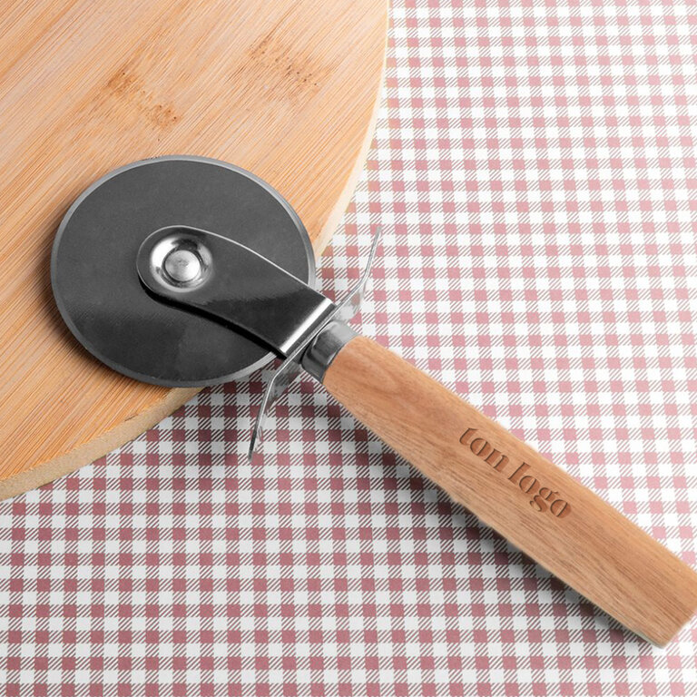 Coupe pizza publicitaire avec manche en bois - Liam | pandacola