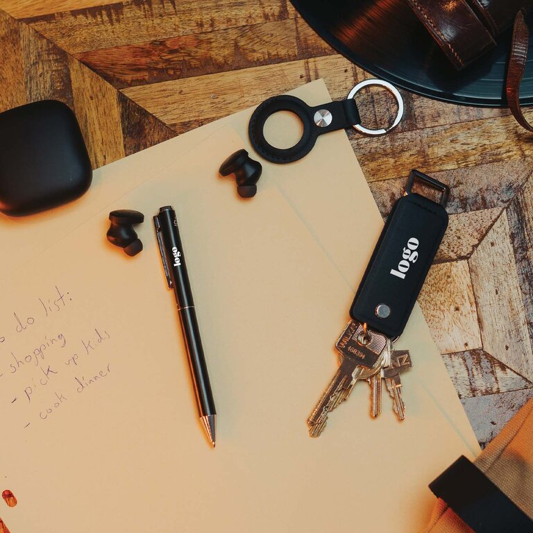 Coffret cadeau personnalisable avec porte-clés, AirTag et stylo SWISS PEAK® - Tunne | pandacolach