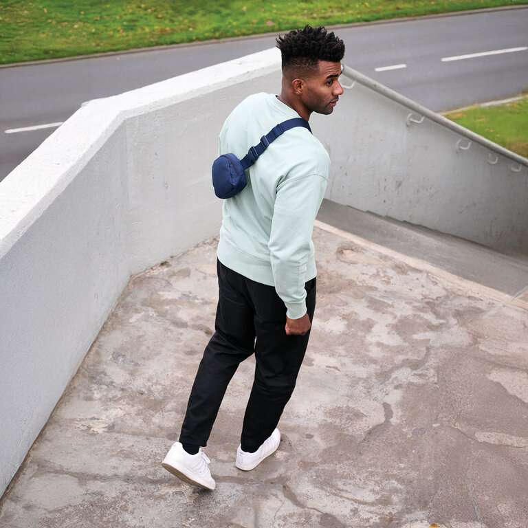 Sac banane / bandoulière publicitaire personnalisable en rPET AWARE™ – Aerix | pandacolach - 6