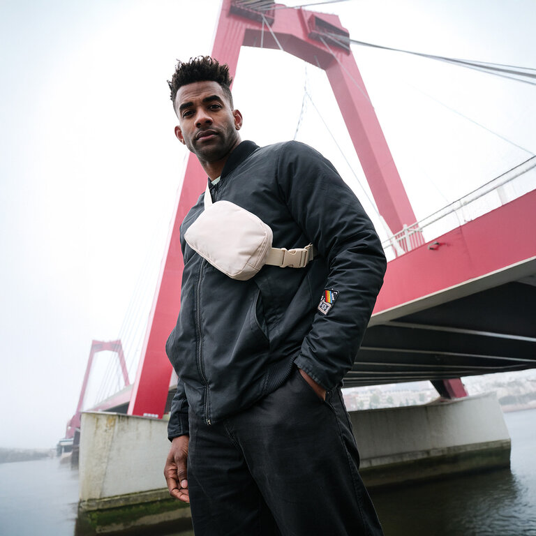 Sac banane / bandoulière publicitaire personnalisable en rPET AWARE™ – Aerix | pandacolach - 10