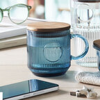 Mug personnalisable en verre strié 300 ml avec couvercle en acacia – Strioko | pandacola - thumb
