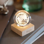 Lampe LED personnalisable globe en verre et bois d’hévéa – Lumiglobe | pandacolach - thumb - 1