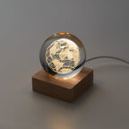 Lampe LED personnalisable globe en verre et bois d’hévéa – Lumiglobe | pandacolach - thumb - 2
