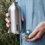 Bouteille personnalisable en acier 600 ml avec bouchon liège Black+Blum - Pluma | pandacola - thumb - 3